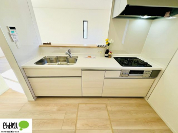 �L�b�`���@�{�H��ʐ^�F�l�C�̃J�E���^�[�L�b�`������́A���r���O�ɂ��邲�Ƒ��̗l�q���f���܂�