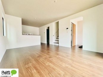 ���r���O�@15���̃��r���O�́A�Ƌ�̔z�u���l���₷�������`�^�ł��B�߂����₷���Ƒ��݂�Ȃ̌e���̏�ɁB