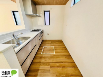 �L�b�`���@�{�H��ʐ^�F�l�C�̃J�E���^�[�L�b�`������́A���r���O�ɂ��邲�Ƒ��̗l�q���f���܂�