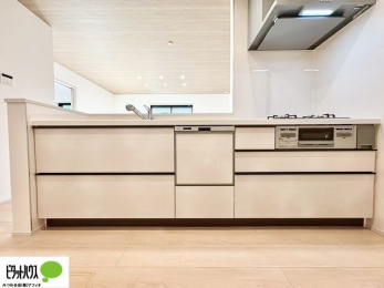 �L�b�`���@�{�H��ʐ^�@�l�C�̃J�E���^�[�L�b�`������́A���r���O�ɂ��邲�Ƒ��̗l�q���f���܂�