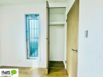 �q�������@�N���[�[�b�g�́A�����E���s��������A��̒����ߗނ����N���N���[�\�ł�