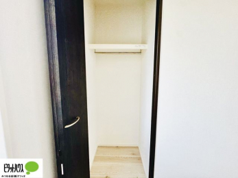 ���[�@�N���[�[�b�g�́A�����E���s��������A��̒����ߗނ����N���N���[�\�ł�