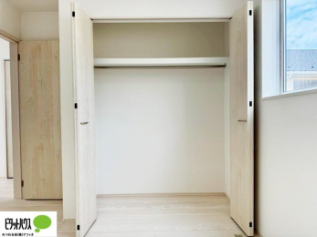 ���[�@�N���[�[�b�g�́A�����E���s��������A��̒����ߗނ����N���N���[�\�ł�