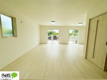 ���r���O�@25.2���̃��r���O�́A�Ƌ�̔z�u���l���₷�������`�^�ł��B�߂����₷���Ƒ��݂�Ȃ̌e���̏�ɁB