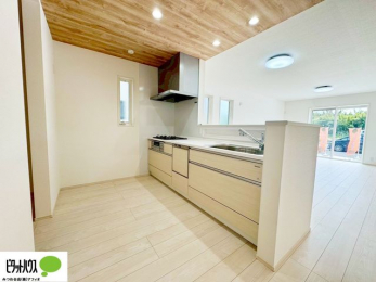 �L�b�`���@�l�C�̃J�E���^�[�L�b�`������́A���r���O�ɂ��邲�Ƒ��̗l�q���f���܂�