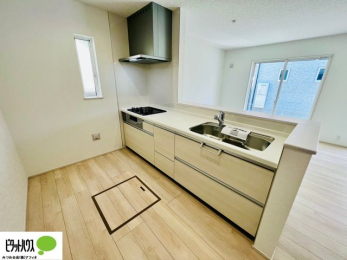 �L�b�`���@�{�H��ʐ^�F�l�C�̃J�E���^�[�L�b�`������́A���r���O�ɂ��邲�Ƒ��̗l�q���f���܂�