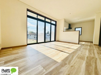 �q�������@�傫�ȑ��̂��郊�r���O�͖��邭�A���ʂ����ǂ��A�Ƒ��݂�Ȃ̏΂����������n��܂�