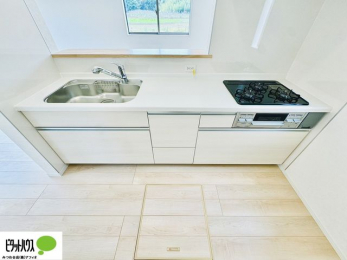 �L�b�`���@�{�H��ʐ^�F�l�C�̃J�E���^�[�L�b�`������́A���r���O�ɂ��邲�Ƒ��̗l�q���f���܂�