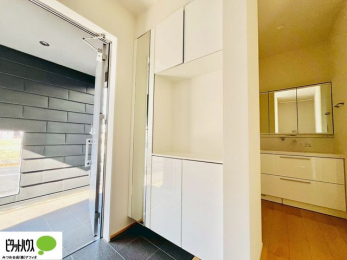 �@�V���[�Y�{�b�N�X�ɂ́A�g�����Ȃ݃`�F�b�N���ł���S�g�~���[�t���I