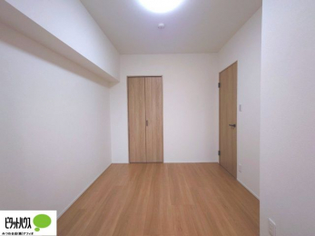 ���[�@�N���[�[�b�g�́A�����E���s��������A��̒����ߗނ����N���N���[�\�ł�