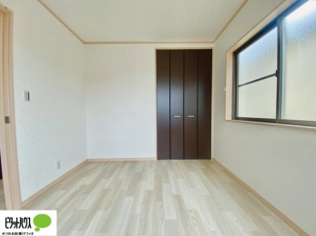 ���[�@�N���[�[�b�g�́A�����E���s��������A��̒����ߗނ����N���N���[�\�ł�