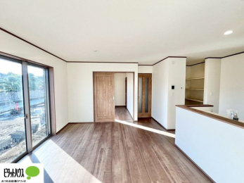 ���r���O�@���R�����������ޒg���ȃ��r���O�B��������ɂ͓Ǐ��₨���Q�ł����Ȃ���̂�т�Ɖ߂����ЂƎ����B