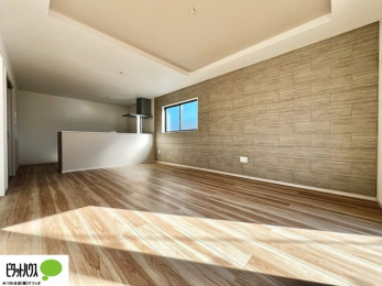 ���̑��@17���̃��r���O�́A�Ƌ�̔z�u���l���₷�������`�^�ł��B�߂����₷���Ƒ��݂�Ȃ̌e���̏�ɁB