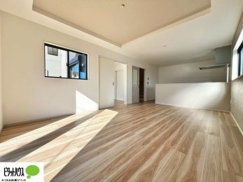 ���r���O�@���R�����������ޒg���ȃ��r���O�B��������ɂ͓Ǐ��₨���Q�ł����Ȃ���̂�т�Ɖ߂����ЂƎ����B