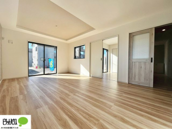 ���r���O�@�傫�ȑ��̂��郊�r���O�͖��邭�A���ʂ����ǂ��A�Ƒ��݂�Ȃ̏΂����������n��܂�