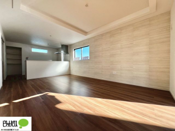 ���̑��@���r���O�͉Ƒ��ōL�X�Ɖ߂�����17.3���B�L�b�`�����烊�r���O�����ʂ��āA���q����̗l�q���΂�����B