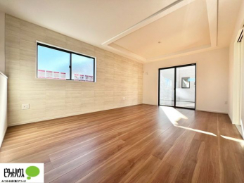 ���̑��@���r���O�͉Ƌ�̔z�u���l���₷�������`�^�ł��B�߂����₷���Ƒ��݂�Ȃ̌e���̏�ɁB