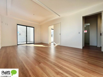 ���r���O�@�傫�ȑ��̂��郊�r���O�͖��邭�A���ʂ����ǂ��A�Ƒ��݂�Ȃ̏΂����������n��܂�