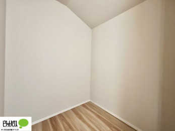 ���[�@�傫�ȃE�H�[�N�C���N���[�[�b�g�ɂ́A�G�ߕ��̈ߗނȂǂ܂Ƃ߂Ď��[�ł��A���������L���g���܂�