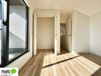 �q�������@�傫�Ȏ��[�͂��m����ׂ����G�݂������Ղ肵�܂��܂��B