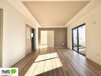 ���r���O�@���R�����������ޒg���ȃ��r���O�B��������ɂ͓Ǐ��₨���Q�ł����Ȃ���̂�т�Ɖ߂����ЂƎ����B