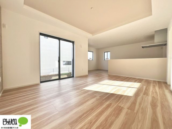 ���r���O�@�傫�ȑ��̂��郊�r���O�͖��邭�A���ʂ����ǂ��A�Ƒ��݂�Ȃ̏΂����������n��܂��B