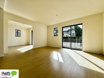 ���r���O�@�傫�ȑ��̂��郊�r���O�͖��邭�A���ʂ����ǂ��A�Ƒ��݂�Ȃ̏΂����������n��܂�