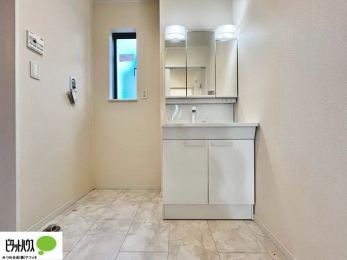 ���ʑ�E���ʏ��@�V�����[�t���O�ʋ����ʑ�B�㕔�ɂ����[�X�y�[�X������A�������X�b�L���Еt���܂�