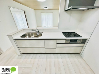 �L�b�`���@�{�H��ʐ^�F�l�C�̃J�E���^�[�L�b�`������́A���r���O�ɂ��邲�Ƒ��̗l�q���f���܂�