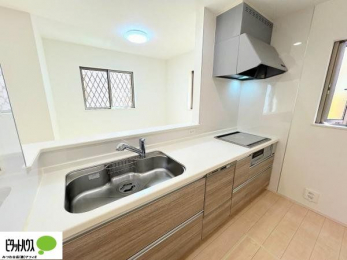 �L�b�`���@�l�C�̃J�E���^�[�L�b�`������́A���r���O�ɂ��邲�Ƒ��̗l�q���f���܂�