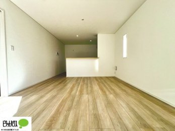 ���r���O�@���R�����������ޒg���ȃ��r���O�B��������ɂ͓Ǐ��₨���Q�ł����Ȃ���̂�т�Ɖ߂����ЂƎ����B