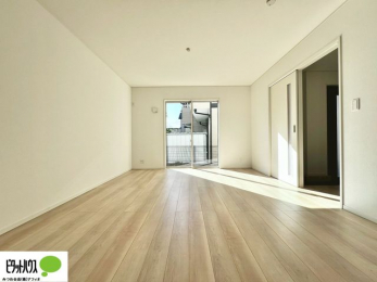 ���r���O�@�傫�ȑ��̂��郊�r���O�͖��邭�A���ʂ����ǂ��A�Ƒ��݂�Ȃ̏΂����������n��܂�