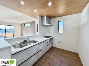 �L�b�`���@�l�C�̃J�E���^�[�L�b�`������́A���r���O�ɂ��邲�Ƒ��̗l�q���f���܂�