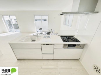 �L�b�`���@�{�H��ʐ^�F�l�C�̃J�E���^�[�L�b�`������́A���r���O�ɂ��邲�Ƒ��̗l�q���f���܂�