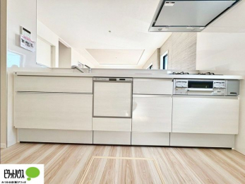 �L�b�`���@�{�H��ʐ^�F�l�C�̃J�E���^�[�L�b�`������́A���r���O�ɂ��邲�Ƒ��̗l�q���f���܂�