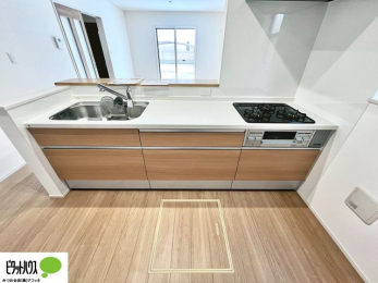 �L�b�`���@�{�H��ʐ^�F�l�C�̃J�E���^�[�L�b�`������́A���r���O�ɂ��邲�Ƒ��̗l�q���f���܂�