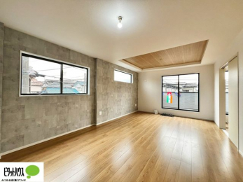 ���̑��@�傫�ȑ��̂��郊�r���O�͖��邭�A���ʂ����ǂ��A�Ƒ��݂�Ȃ̏΂����������n��܂�