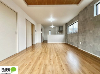 ���r���O�@���R�����������ޒg���ȃ��r���O�B��������ɂ͓Ǐ��₨���Q�ł����Ȃ���̂�т�Ɖ߂����ЂƎ����B