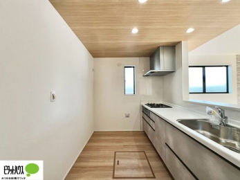 �L�b�`���@�l�C�̃J�E���^�[�L�b�`������́A���r���O�ɂ��邲�Ƒ��̗l�q���f���܂�