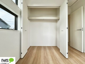 �o���R�j�[�@���ꂼ��̂������Ɏ��[�X�y�[�X������̂Ńv���C�x�[�g�ȉו����g�߂ɒu�����Ƃ��ł��܂��B