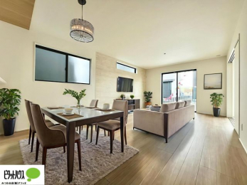 ���r���O�@�C���e���A�̉f����L�X�Ƃ������r���O18�������ۂ̎����ʐ^��CG�ŉƋ��z�u�����C���[�W�ł���A���ۂƂ͑����قȂ�܂��B