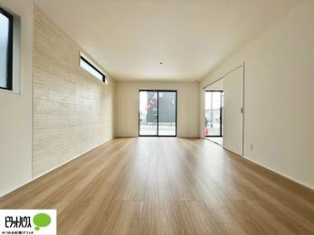 ���r���O�@���R�����������ޒg���ȃ��r���O�B��������ɂ͓Ǐ��₨���Q�ł����Ȃ���̂�т�Ɖ߂����ЂƎ����B