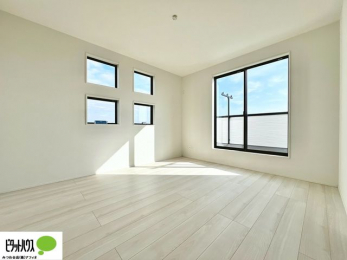 ���[�@�傫�ȑ����疾�邢�z�˂�������܂��B