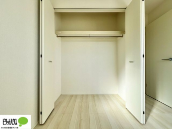 �o���R�j�[�@���ꂼ��̂������Ɏ��[�X�y�[�X������̂Ńv���C�x�[�g�ȉו����g�߂ɒu�����Ƃ��ł��܂��B