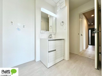 ���ʑ�E���ʏ��@�V�����[�t���O�ʋ����ʑ�B�㕔�ɂ����[�X�y�[�X������A�������X�b�L���Еt���܂�