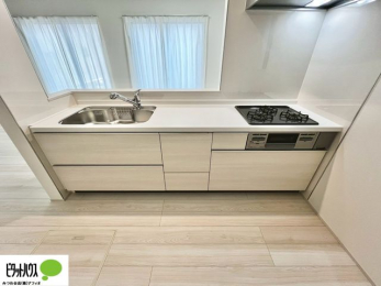 �L�b�`���@�{�H��ʐ^�@�l�C�̃J�E���^�[�L�b�`������́A���r���O�ɂ��邲�Ƒ��̗l�q���f���܂�