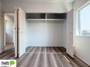 ���[�@�N���[�[�b�g�́A�����E���s��������A��̒����ߗނ����N���N���[�\�ł�