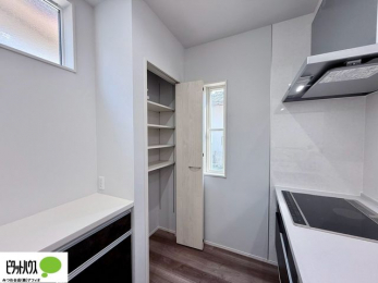 �L�b�`���@��������̐H���i��A�ۑ��H�E���H�ȂǕۊǂł���֗��ȃp���g���[