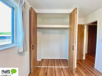 ���[�@�N���[�[�b�g�́A�����E���s��������A��̒����ߗނ����N���N���[�\�ł�