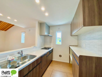 �L�b�`���@�l�C�̃J�E���^�[�L�b�`������́A���r���O�ɂ��邲�Ƒ��̗l�q���f���܂�